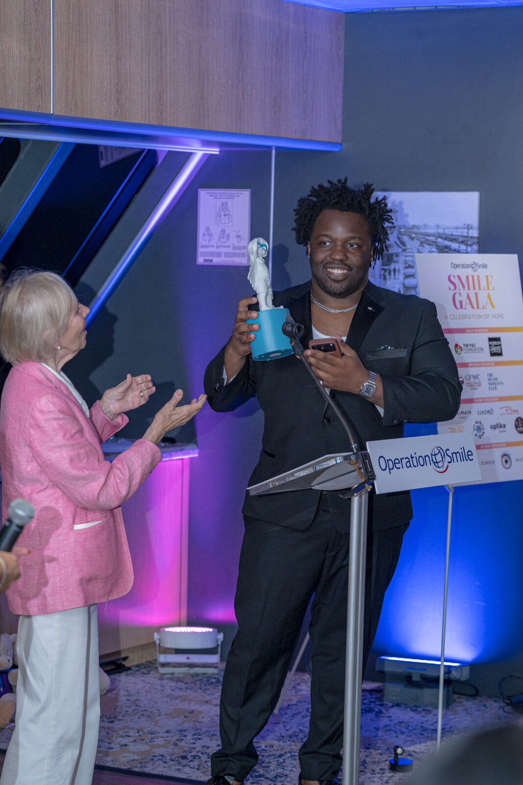 Reggie Prevail holding the Lladró award at the podium